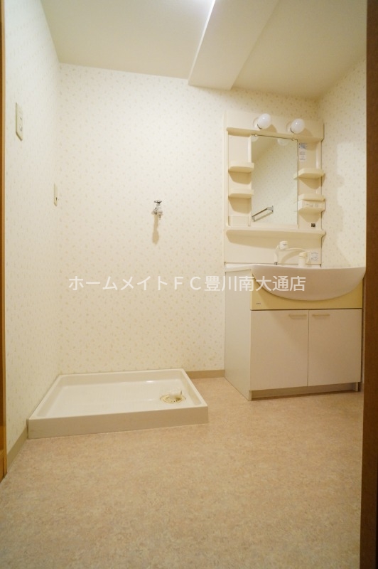 洗面設備　同型別部屋写真（反転）