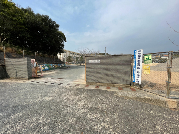 小学校　宇部市立常盤小学校（小学校）まで930m
