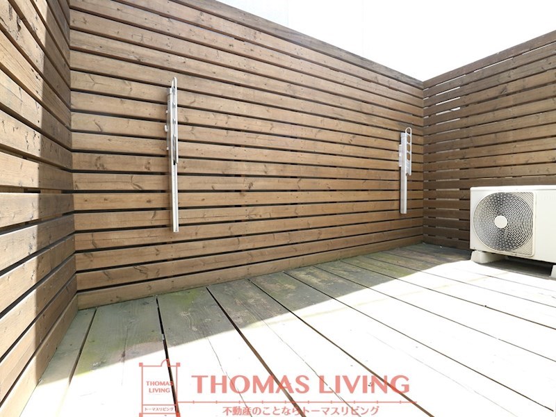 バルコニー　横幅もありますので洗濯物干しも困りません。