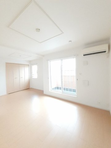 居室・リビング　こちらのリビングで趣味の時間をお楽しみください