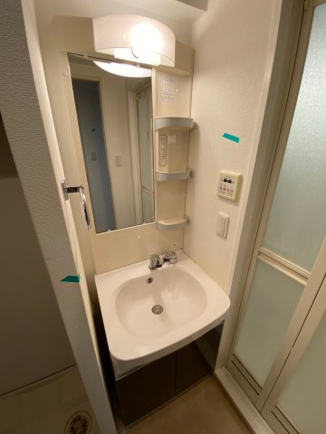 洗面設備　独立洗面化粧台が付いています