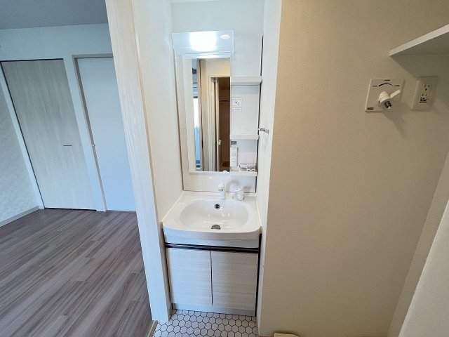 洗面設備　ゆったりとスペースのある洗面所