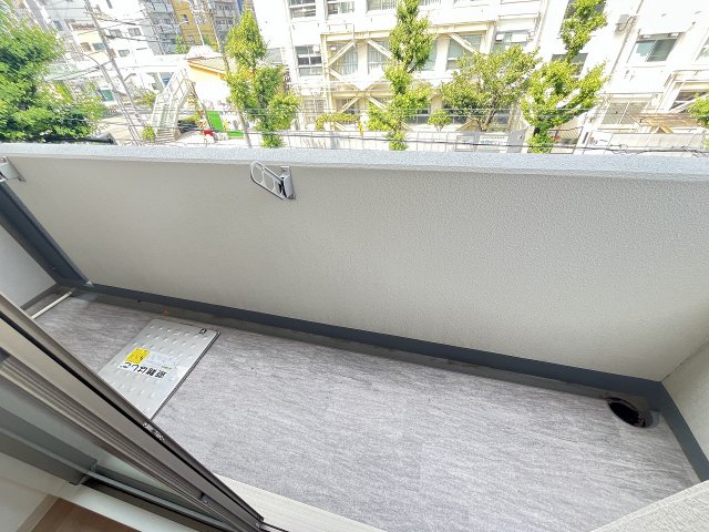 バルコニー　暖かな日差しのふりそそぐバルコニー