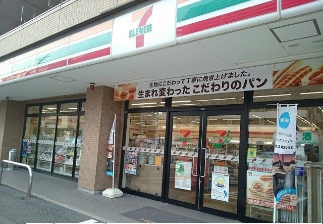 コンビニ　セブンイレブン小鶴新田駅前店（コンビニ）まで200m