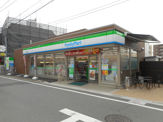 コンビニ　ファミリーマート（コンビニ）まで628m