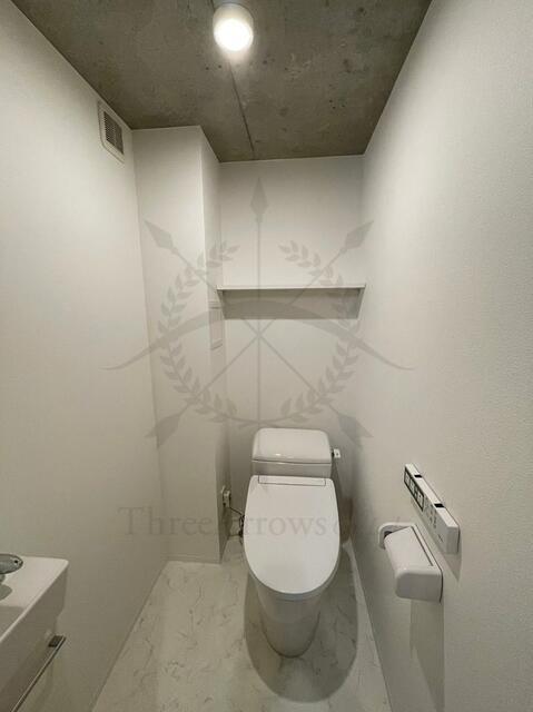 トイレ　すっきりとした印象のタンクレストイレです。