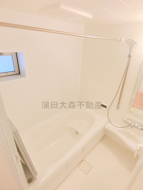 バス・シャワールーム　窓と浴室乾燥機能、追焚機能付きのお風呂