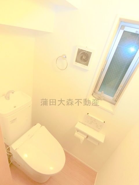 トイレ　一階と二階にトイレあり　窓と温水洗浄便座付き