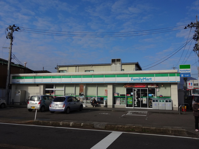 コンビニ　ファミリーマート巻駅前店（コンビニ）まで411m