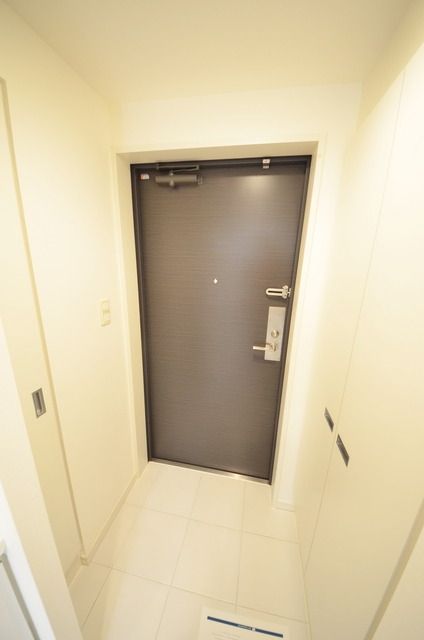 玄関　★玄関周りに豊富な収納スペースあり★