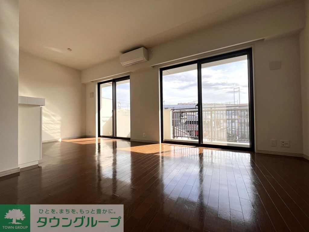 居室・リビング　別方向から見たリビングダイニング