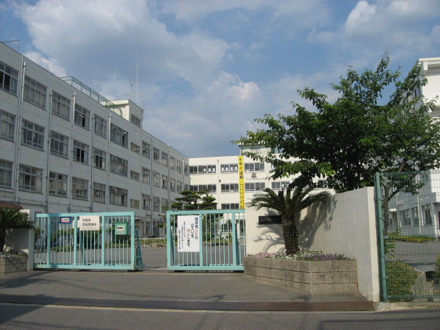 中学校　高槻市立第十中学校（中学校）まで368m