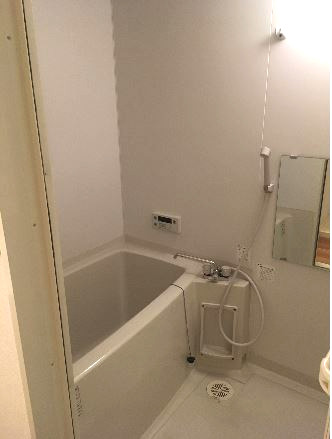 バス・シャワールーム　コンパクトで使いやすいお風呂です