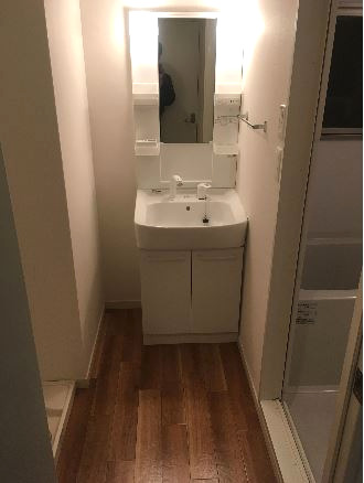 洗面設備　朝の支度にも助かる、独立の洗髪洗面化粧台