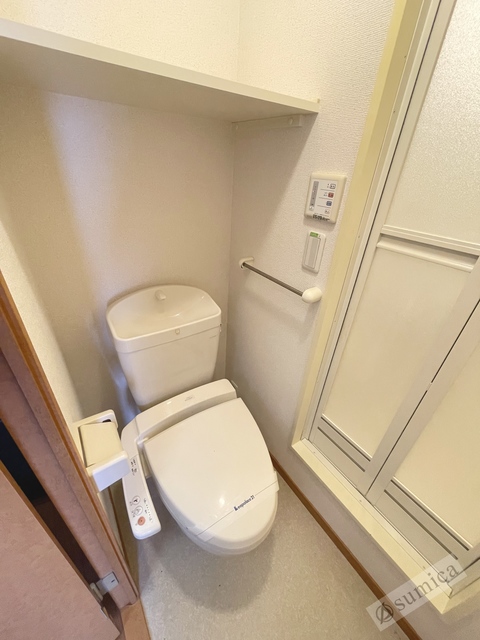 トイレ　人気アイテムの温水洗浄便座。清潔感のあるトイレです。