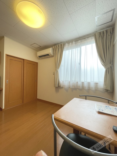 居室・リビング　折りたたみができるテーブルは使い勝手良いです。