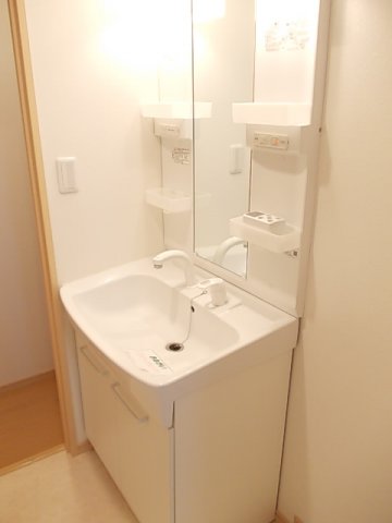 洗面設備　ゆったりとスペースのある洗面所