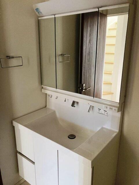 洗面設備　朝の支度にも助かる、独立の洗髪洗面化粧台