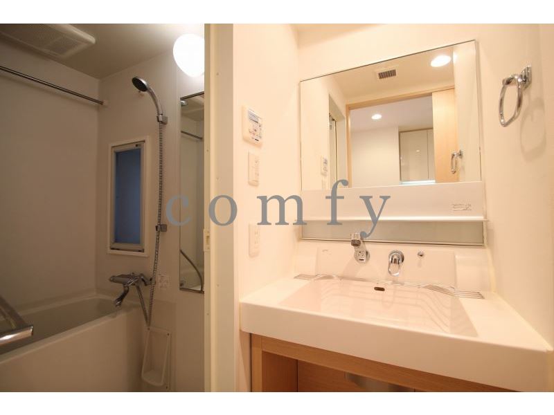 洗面設備　シャワー付きの独立洗面台