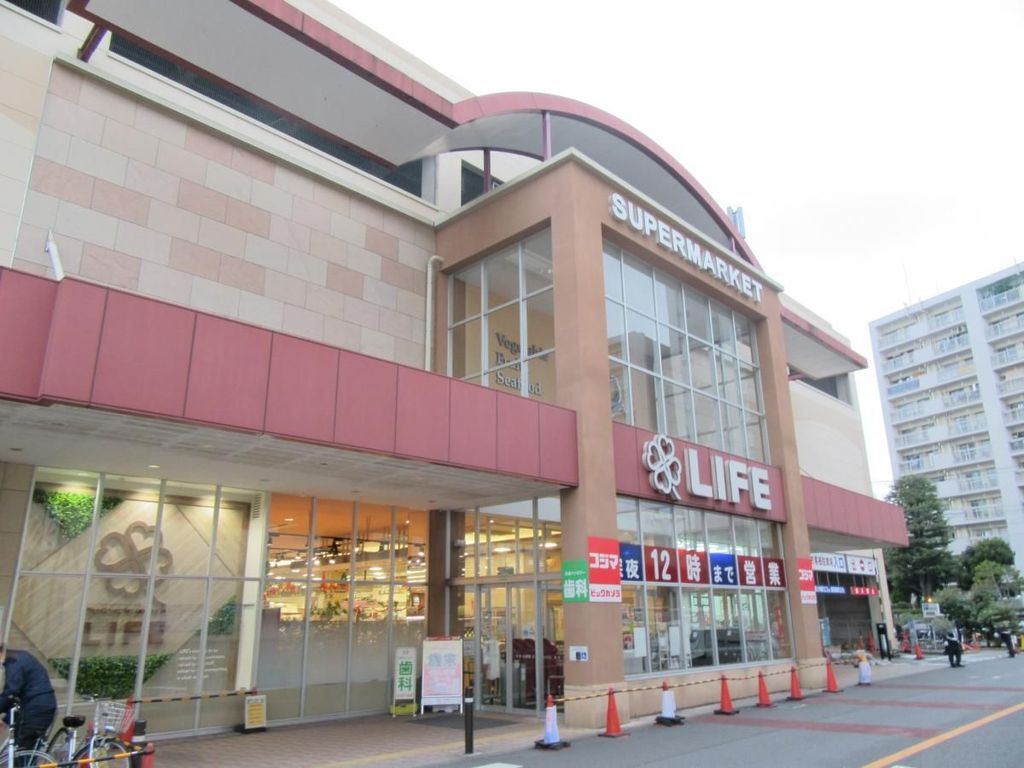 スーパー　ライフ江北駅前店（スーパー）まで740m