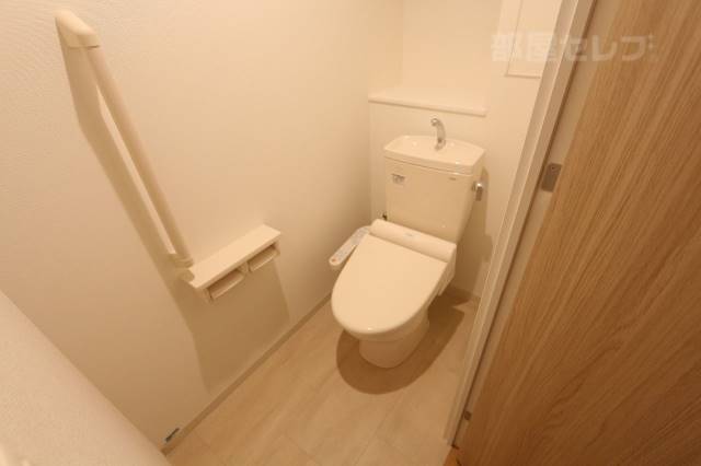 トイレ　温水洗浄便座が設備として備わります。