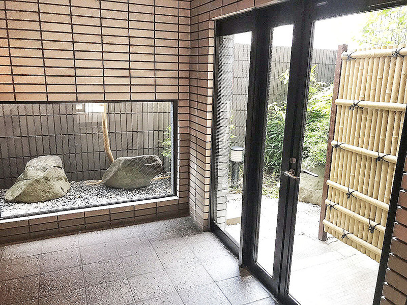 エントランス　エントランスは和風のオブジェクトが出迎える穏やかな空間