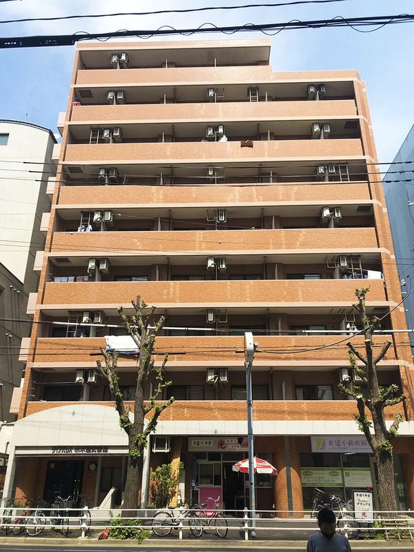 建物外観　タイル張りの格式ある外観
