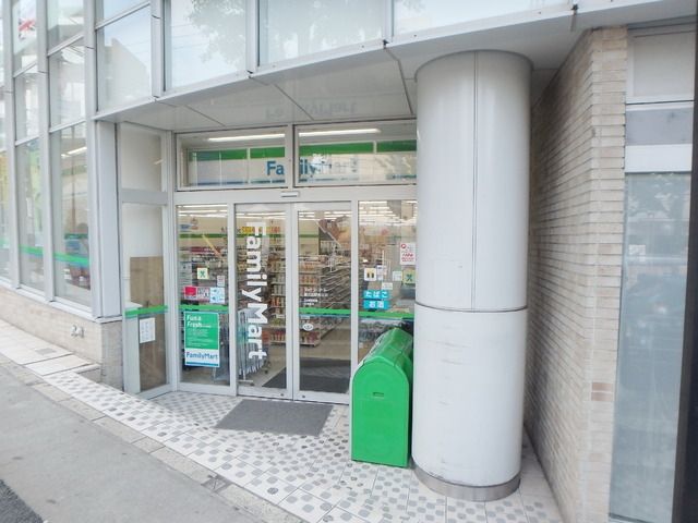 コンビニ　ファミリーマート（コンビニ）まで219m