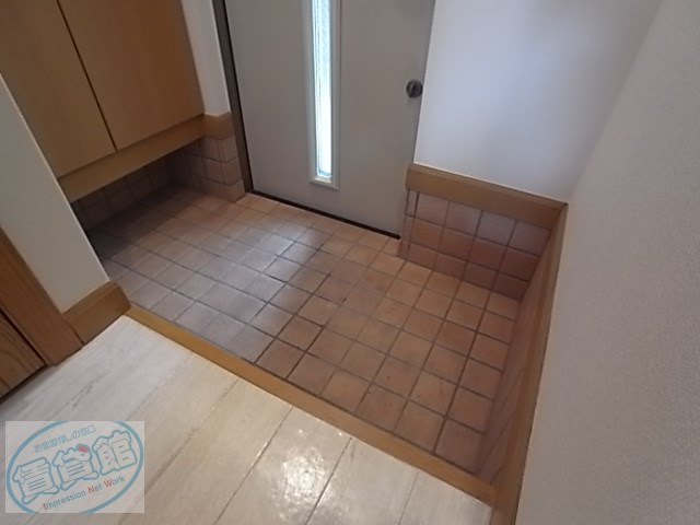 玄関　室内洗濯機置場有。