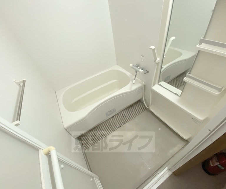 バス・シャワールーム　鏡の付いたお風呂です