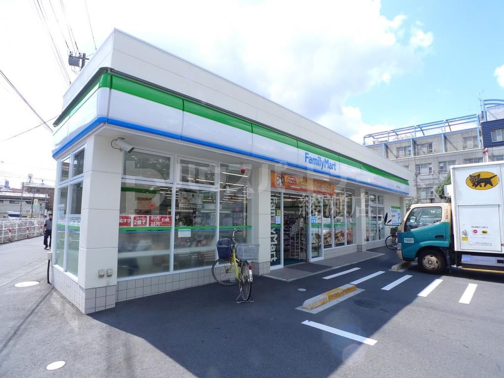 コンビニ　ファミリーマート小菅四丁目店（コンビニ）まで130m