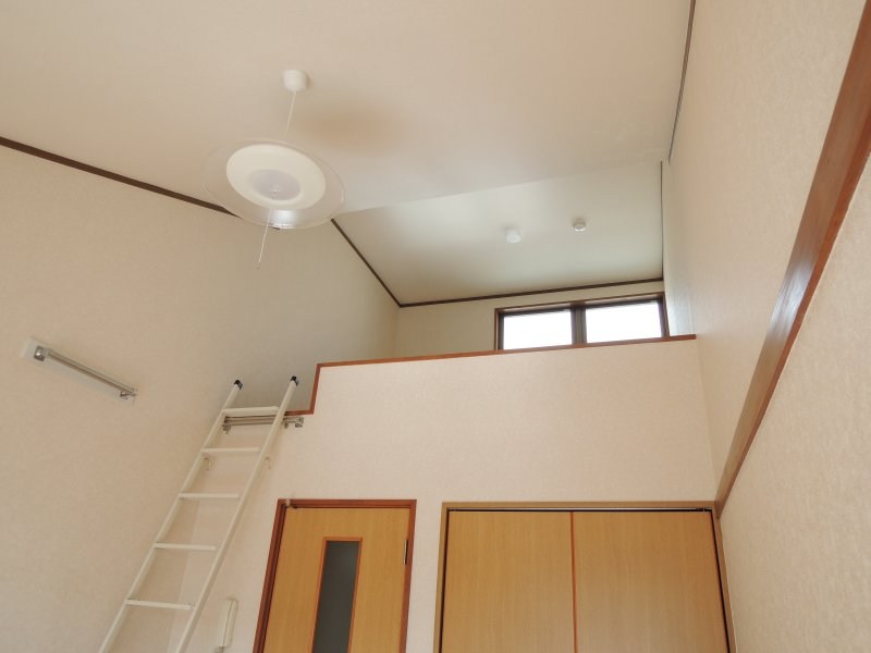 その他部屋・スペース　洋室は高い天井のゆったりとした空間
