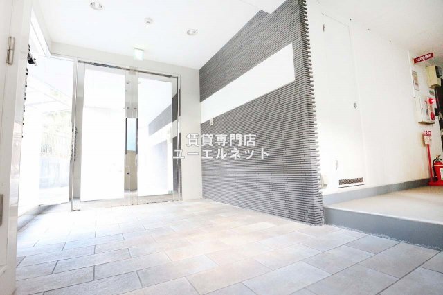 エントランス　毎日通る場所だからこそ、洗練された空間に
