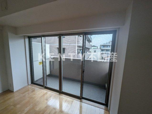 その他部屋・スペース　落ち着いた色調の寝室です