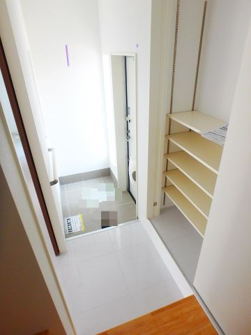 玄関　※写真はII号室です
