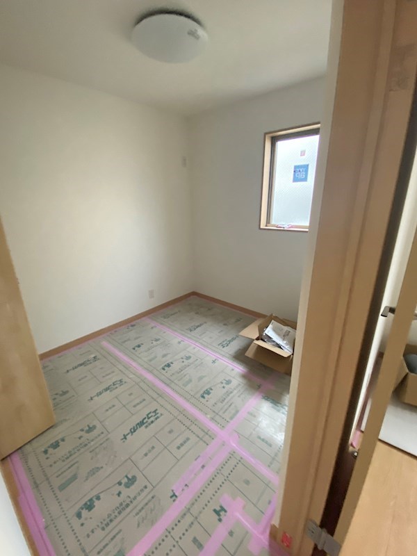 その他部屋・スペース　洋室4.2帖、窓あり