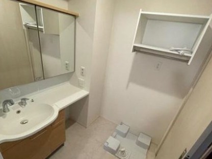洗面設備　※同建物の別のお部屋の写真です。