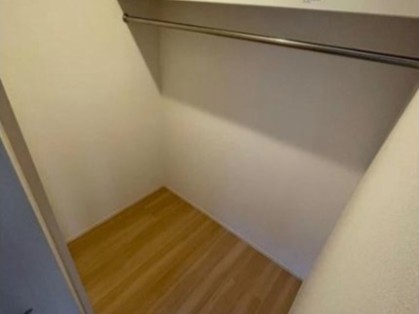 収納　※同建物の別のお部屋の写真です。