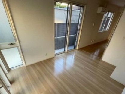 居室・リビング　※同建物の別のお部屋の写真です。