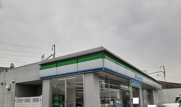 コンビニ　ファミリーマート様（コンビニ）まで1100m