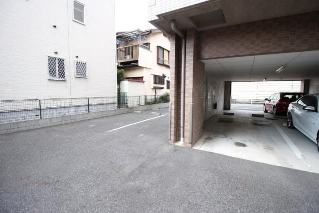 駐車場　敷地内に駐車場