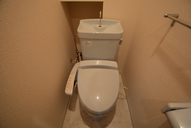 トイレ　温水洗浄便座付きのトイレです♪