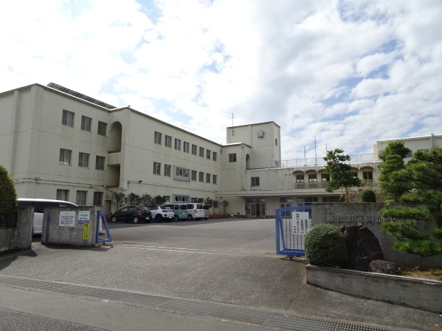 中学校　岡部中学校（中学校）まで2487m