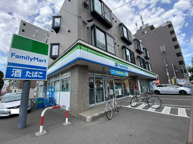 コンビニ　ファミリーマート（コンビニ）まで622m