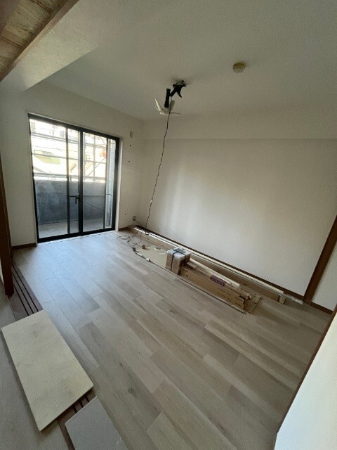 居室・リビング　※同じ間取りのリフォーム中の写真です