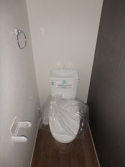トイレ　洗浄便座付のトイレです。