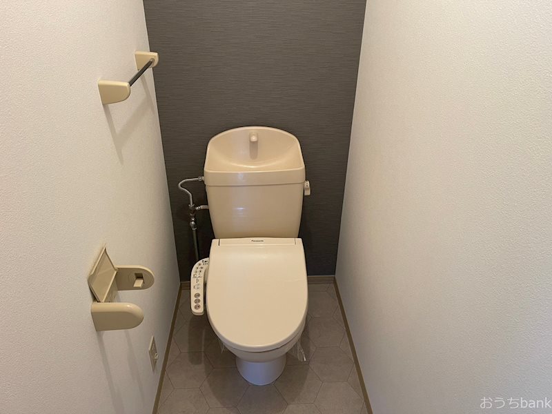 トイレ　清潔感のある洋式トイレは温水洗浄便座がついてます。