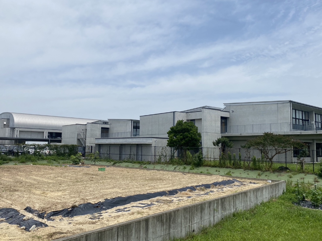 中学校　鈴鹿市立神戸中学校（中学校）まで2884m