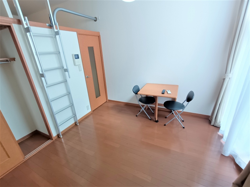 居室・リビング　家電・家具設置有のお部屋です。
