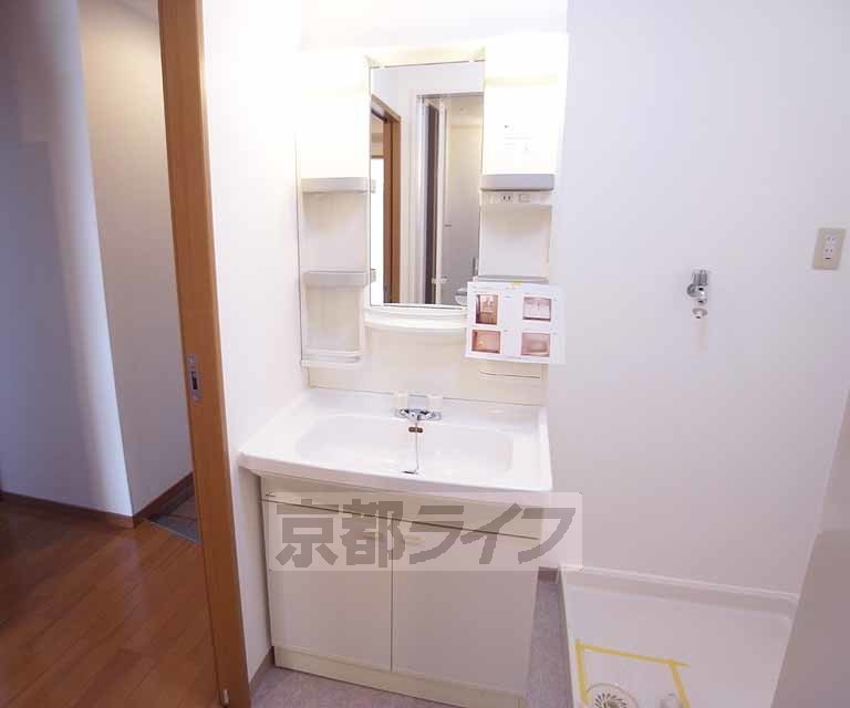 洗面設備　綺麗な独立洗面台です。